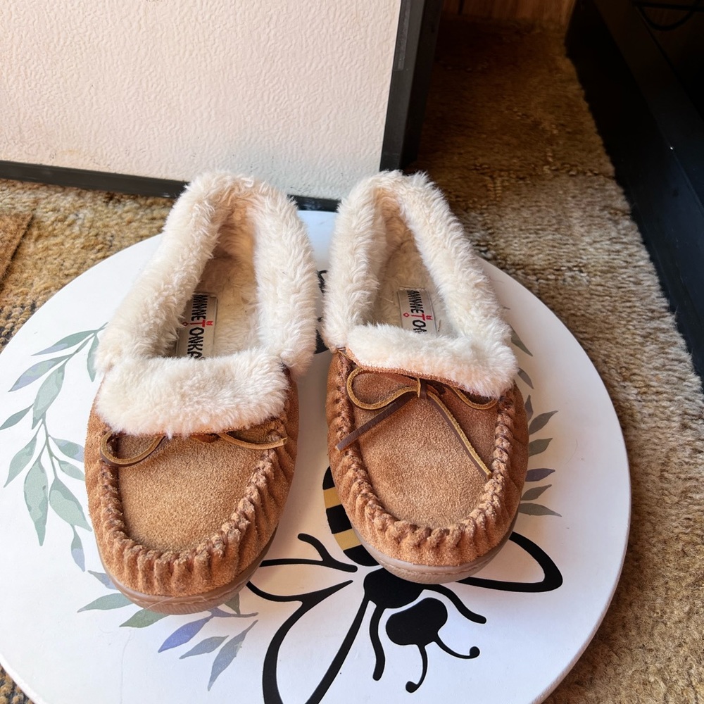 Minnetonka Women's Alpine Sheepskin Moc slippers